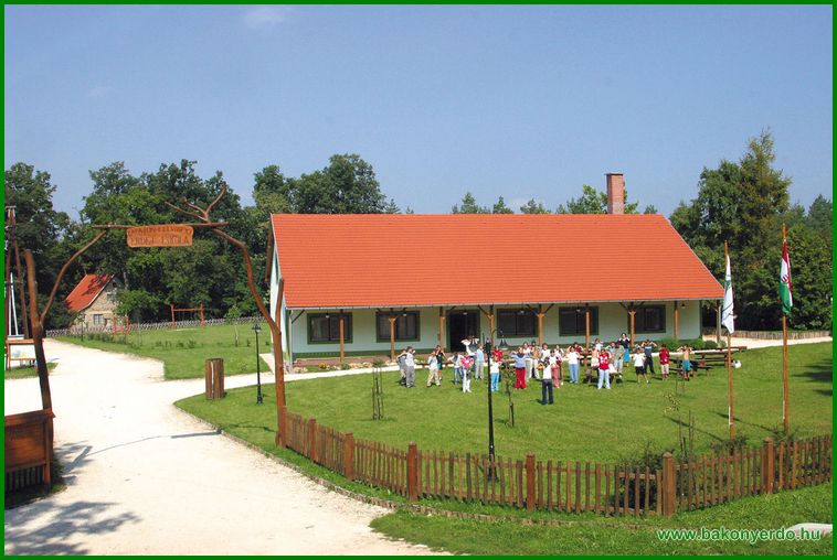 Átadták az erdei iskolát